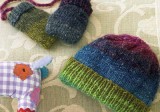 Babyhue og vanter - i Noro Miniknits II