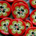 K75 R&oslash;d knap med blomst